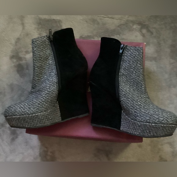 Black & Gray Two Tone Wedges New in Box by Bamboo - Picture 4 of 14